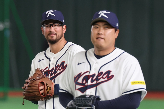 류현진이 지난 4일 일본 도쿄돔에서 한국 대표팀 류현진과 데인 더닝과 훈련하고 있다. 연합뉴스
