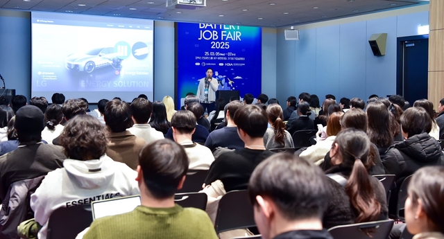 LG에너지솔루션이 지난해 열린 국내 최대 배터리 산업 전시회 ‘인터배터리 2025’ 기간 개최된 ‘배터리 잡페어 2025’에서 기업설명회를 진행한 모습. LG에너지솔루션 제공