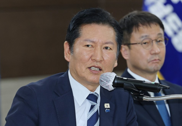 정청래 더불어민주당 대표가 6일 전남 영광농협에서 열린 최고위원회의에서 발언하고 있다. 연합뉴스