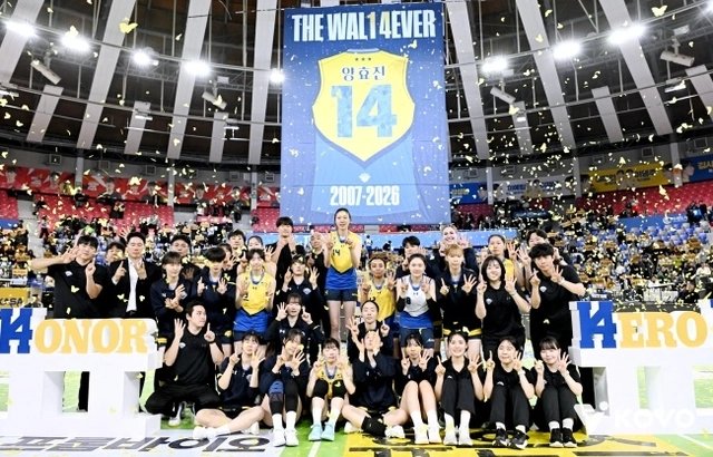 양효진(가운데)이 8일 수원체육관에서 열린 자신의 은퇴식을 마친 뒤 현대건설 동료들과 함께 기념 사진을 찍고 있다. KOVO 제공