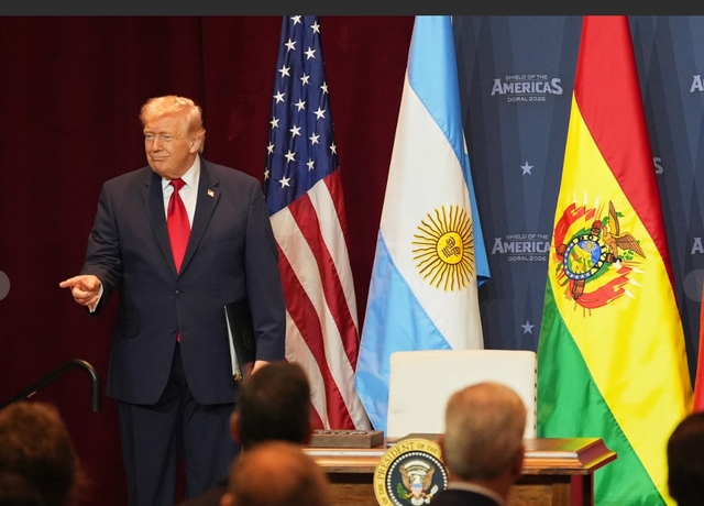 도널드 트럼프 대통령이 7일 플로리다주 마이애미 도럴 골프 클럽에서 중남미 12개국 정상들을 모아 가진 ‘미주의 방패(Shield of the Americas) 정상회의’에서 발언하고 있다. AP/뉴시스
