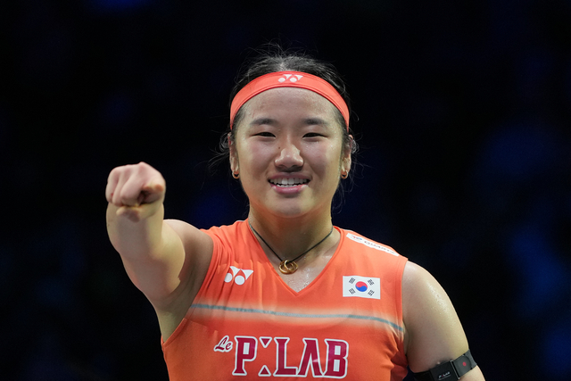 안세영이 8일(한국시간) 영국 버밍엄의 유틸리타 아레나에서 열린 2026 세계배드민턴연맹(BWF) 월드투어 슈퍼 1000 전영오픈 4강전에서 승리한 후 미소를 짓고 있다. AP뉴시스