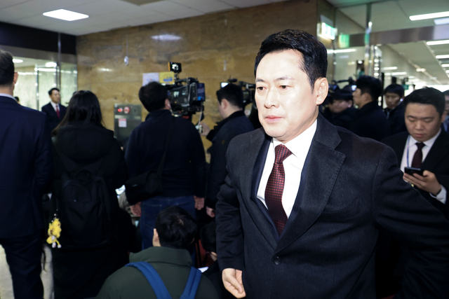 장동혁 국민의힘 대표가 지난 2일 서울 여의도 국회에서 백브리핑을 하는 오세훈 서울시장을 지나치고 있다. 뉴시스