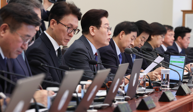 이재명 대통령이 5일 청와대에서 중동 상황 대응책 논의를 위한 국무회의를 주재하고 있다. 연합뉴스