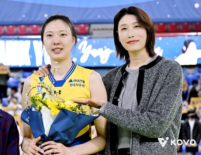 양효진과 김연경이 8일 수원체육관에서 열린 양효진의 V리그 은퇴식에서 함께 기념 사진을 찍고 있다. KOVO 제공