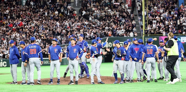 8일 일본 도쿄돔에서 열린 2026 WBC 조별리그 C조 3차전 대한민국과 대만의 경기. 연장 10회말 5-4로 승리한 대만 선수들이 승리를 자축하고 있다. 연합뉴스