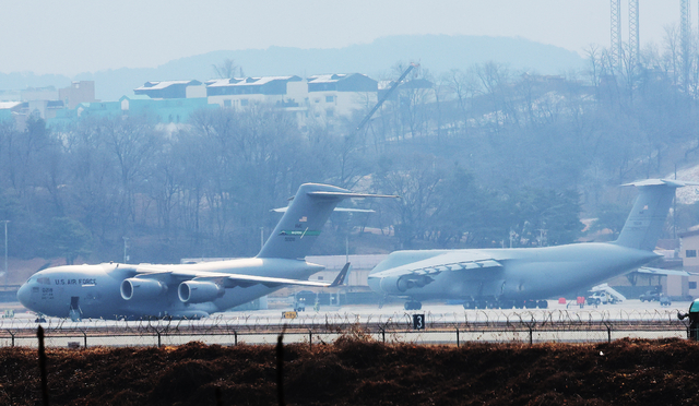 6일 경기도 평택시 주한미공군 오산기지에 C-5와 C-17 등 대형 미군 수송기들이 대기하고 있다.  연합뉴스