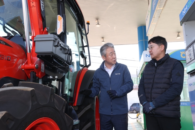 강호동 농협중앙회장(왼쪽)이 7일 동춘천농협에서 운영하는 농협주유소를 방문하여, 국제유가 상승에 따른 영농비 부담 등 현장의 애로사항을 청취하고 있다.