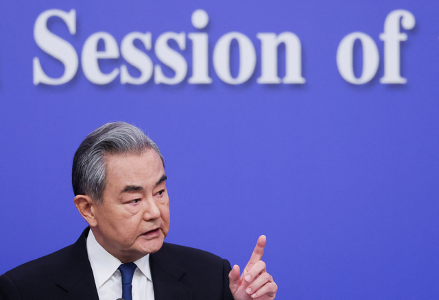 왕이 중국 외교부장이 8일 중국 베이징에서 열린 기자회견에서 발언하고 있다. 로이터·연합뉴스