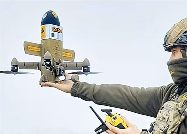 우크라이나 병사가 시속 180km 수준으로 나는 이란제 샤헤드 자폭드론을 겨냥해 인공지능(AI) 기반 자동 유도 시스템을 장착, 시속 300㎞로 비행하는 요격 드론 ‘스팅’을 작동하고 있다. 와일드호넷츠사 제공