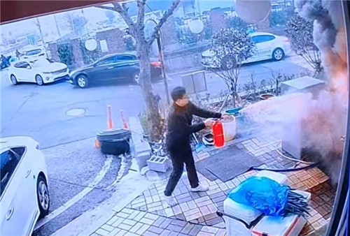 비번 날인데도 광주 한 식당에서 발생한 화재를 초기 대응하고 있는 소방관 모습. 광주 북부소방서 제공.