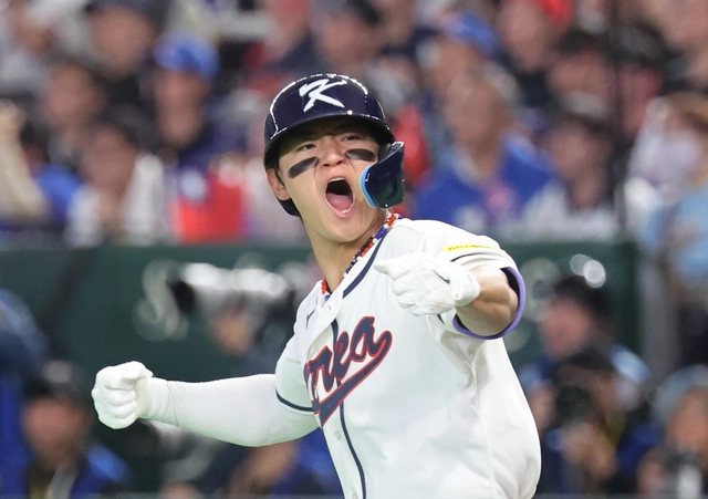 8일 일본 도쿄돔에서 열린 2026 월드베이스볼클래식(WBC) C조 조별리그 3차전 대한민국과 대만의 경기. 6회말 1사 1루 한국 김도영이 역전 2점 홈런을 친 뒤 포효하고 있다. 연합뉴스