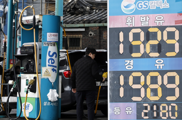서울 평균 휘발유 가격이 리터당 1900원을 넘는 등 상승 흐름이 이어지는 6일 서울 시내 한 주유소에 유가 정보가 표시돼 있다. 뉴시스