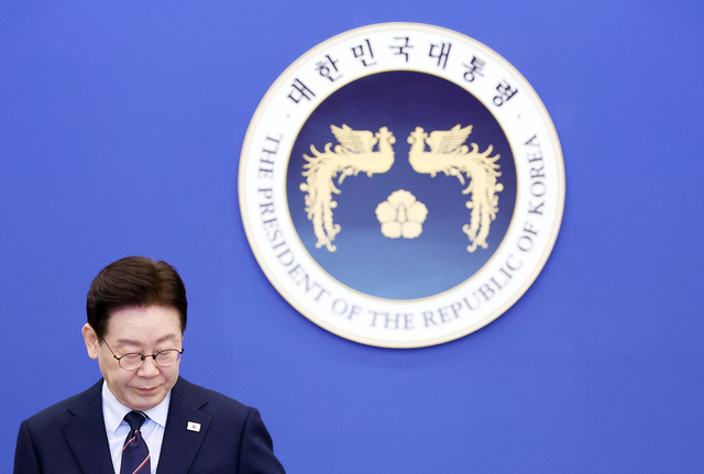 이재명 대통령이 6일 청와대에서 열린 수석보좌관회의에 입장하고 있다. 청와대통신사진기자단