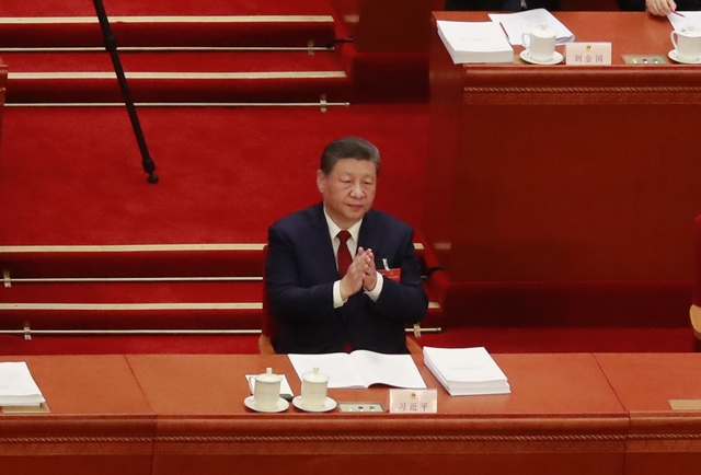 중국 국가 주석이 5일 베이징 인민대회당에서 개최된 전국인민대표대회(전인대) 연례회의에 참석해 박수를 치고 있다. 연합뉴스