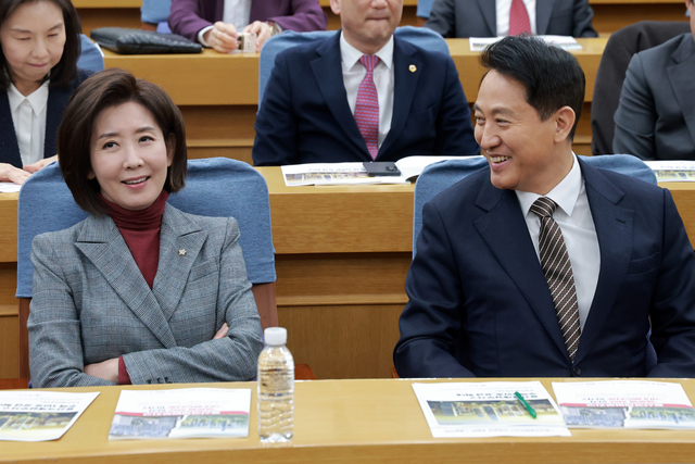 나경원 국민의힘 의원이 6일 국회 의원회관에서 열린 용산국제업무지구 관련 정책 토론회에 참석해 오세훈 서울시장과 대화하고 있다. 연합뉴스