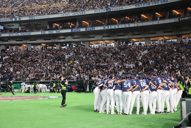 7일 일본 도쿄돔에서 열린 2026 월드베이스볼클래식(WBC) 조별리그 C조 2차전 대한민국과 일본의 경기에 앞서 양국 대표팀이 의지를 다지고 있다. 연합뉴스