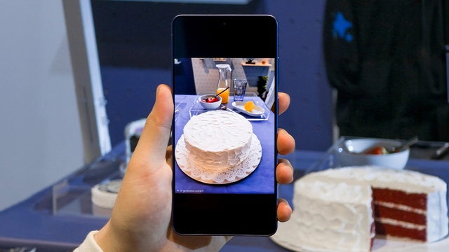 ‘갤럭시 S26’ 시리즈에 탑재된 ‘포토 어시스트’ 기능을 활용해 한 조각 먹은 케이크 사진을 먹기 전 상태로 완벽하게 복원한 모습.  삼성전자 제공
