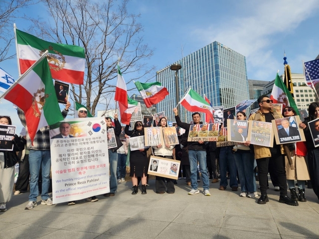 8일 오후 서울 종로구 주한미국대사관 인근에서 한국 거주 이란인들이 미국을 지지하는 시위를 벌이고 있다. 연합뉴스