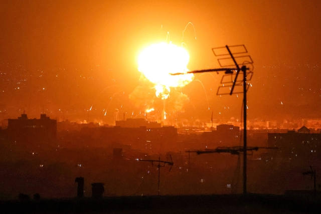 7일 이란 테헤란에서 공습으로 석유저장고가 폭발하면서 거대한 화염이 발생하고 있다. AFP 연합뉴스