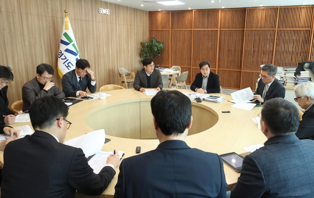 9일 경기도청 회의실에서 열린 중동 정세 악화 대응 긴급대책회의에서 김동연 경기지사와 도청 실·국장들이 기업 피해 대응책을 논의하고 있다. 경기도청 제공