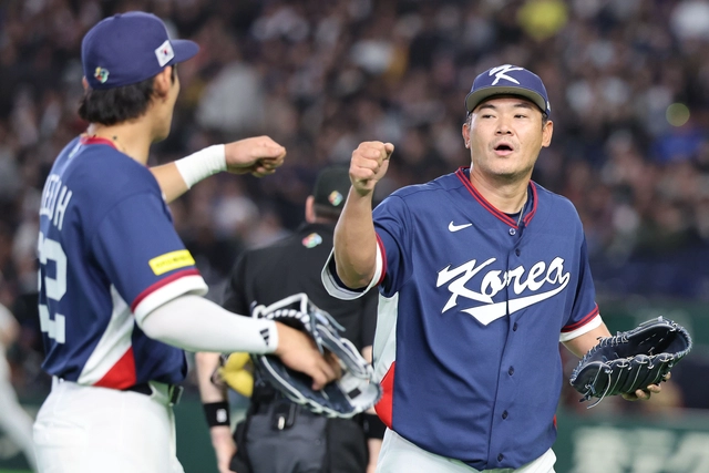9일 일본 도쿄돔에서 열린 2026 WBC 조별리그 C조 4차전 한국과 호주의 경기, 한국 노경은이 3회초를 무실점으로 마친 뒤 이정후와 인사하고 있다. 뉴시스