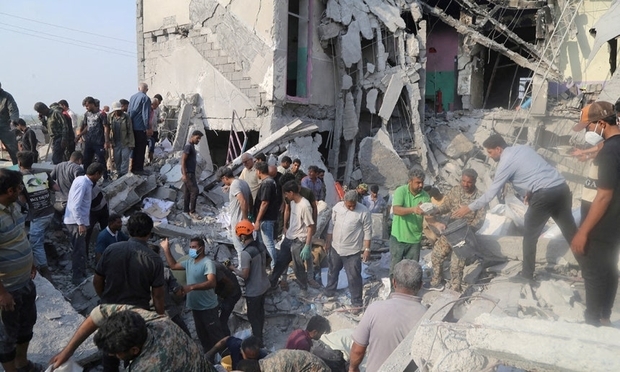 지난달 28일(현지 시간) 폭격으로 무너진 이란의 女초등학교에서 시민들이 구조 작업을 벌이고 있다. 로이터 연합뉴스