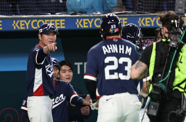 9일 일본 도쿄돔에서 열린 2026 WBC 조별리그 C조 4차전 대한민국과 호주의 경기. 2회초 무사 1루 한국 류지현 감독이 우중간 투런 홈런을 친 문보경을 가리키고 있다. 연합뉴스