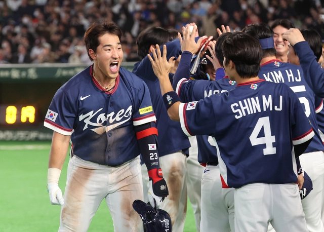 9일 일본 도쿄돔에서 열린 2026 월드베이스볼클래식(WBC) C조 조별리그 최종전 대한민국과 호주의 경기. 9회초 1사 3루 한국 안현민이 희생 플라이 아웃으로 3루 주자 박해민이 홈인하자 동료들과 기뻐하고 있다. 연합뉴스