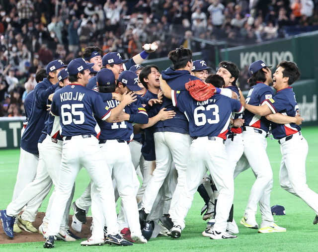 9일 일본 도쿄돔에서 열린 2026 월드베이스볼클래식(WBC) C조 조별리그 최종전 대한민국과 호주의 경기. 호주를 꺾고 8강 진출을 확정한 한국 대표팀이 기뻐하고 있다. 연합뉴스