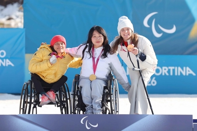 김윤지(가운데)가 8일(한국시간) 이탈리아 테세로 크로스컨트리 스타디움에서 열린 2026 밀라노·코르티나동계패럴림픽 바이애슬론 여자 개인 좌식 12.5㎞ 시상식에서 함께 메달을 획득한 동료 선수들과 기념 사진을 찍고 있다. 대한장애인체육회 제공