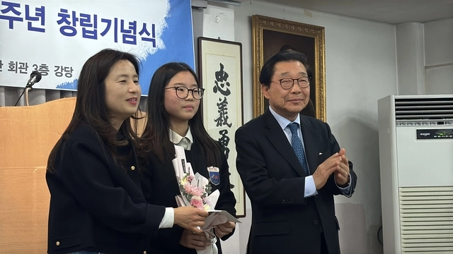 양영두(오른쪽) 상임대표가 통일미술전  통일부장관상을 수성한 최별(가운데) 학생에게 장학금을 전달하고 축하하고 있다.