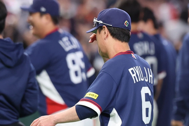 9일 일본 도쿄돔에서 열린 2026 WBC 조별리그 C조 4차전 한국과 호주의 경기, 7-2로 승리해 WBC 본선에 진출한 한국 대표팀 류지현 감독이 눈물을 닦고 있다. 연합뉴스