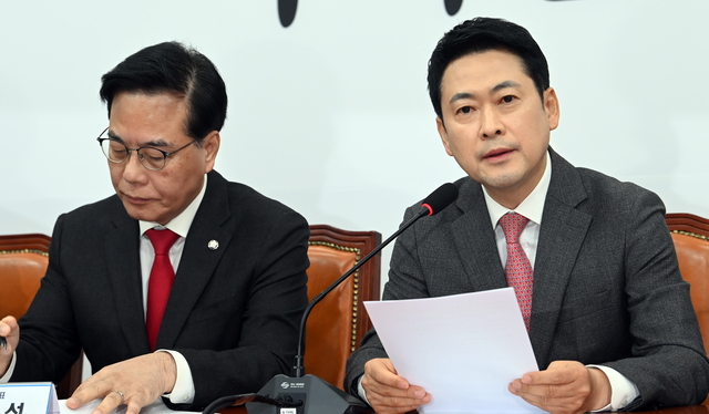 장동혁(오른쪽) 국민의힘 대표가 9일 오전 국회에서 열린 최고위원회의에서 발언하고 있다. 곽성호기자