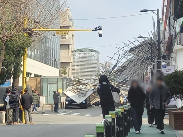 9일 서울 강남구 압구정역 인근 건물 외벽 비계 붕괴 현장. 연합뉴스 독자 제공