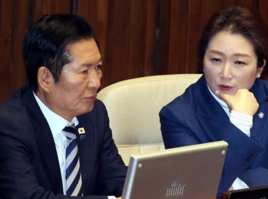 정청래(왼쪽) 더불어민주당 대표와 이언주 더불어민주당 최고위원. 뉴시스