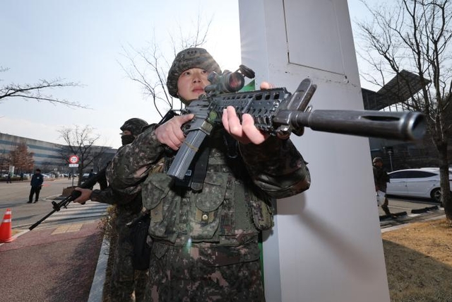 한미연합연습 자유의 방패(FS) 훈련 첫날인 9일 육군37보병사단 장병들이 충북 청주시 오송보건의료행정타운 일대에서 FS 연습의 하나로 열린 대테러 훈련 중 주변을 경계하고 있다. 국방일보 제공