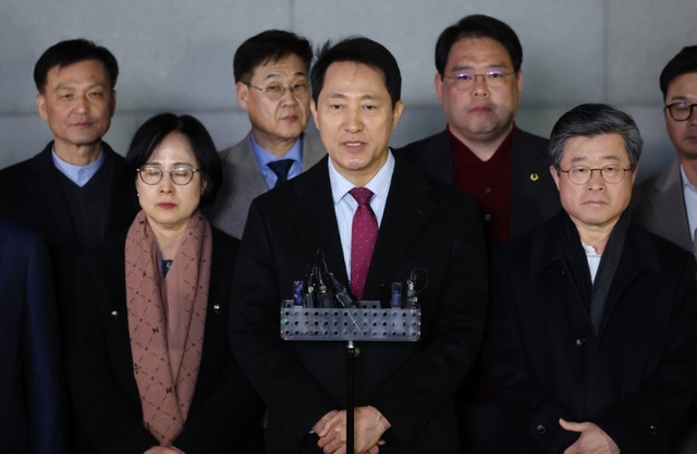 오세훈 서울시장이 9일 오후 서울 중구 서울시청 인근에서 김길성 중구청장 및 시의원 등 관계자들과 함께 국민의힘이 이날 발표한 결의문과 관련해 입장을 밝히고 있다. 뉴시스