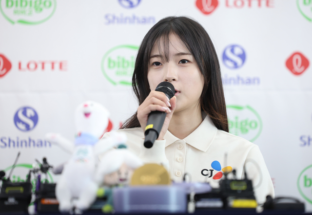 최가온이 9일 오전 서울 송파구 방이동의 서울올림픽파크텔 서울홀에서 열린 미디어데이에서 취재진의 질문에 답하고 있다.  뉴시스 