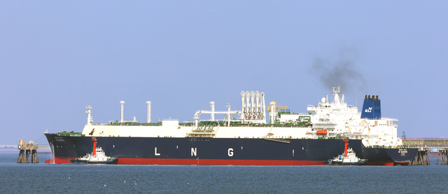 지난 4일 인천 연수구 송도 한국가스공사 인천생산기지 터미널에 LNG 수송선이 정박해 있다. 연합뉴스