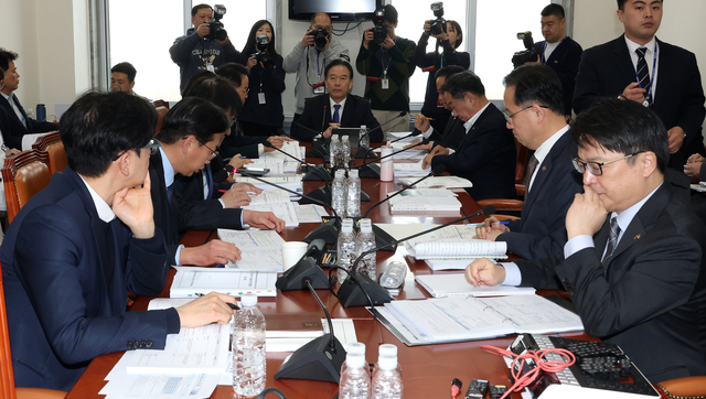 5일 국회에서 열린 대미투자특별법처리를위한특별위원회 법안소위원회 회의에서 여야 의원들이 ‘한미 전략적 투자 관리를 위한 특별법안’을 심의하고 있다. 연합뉴스