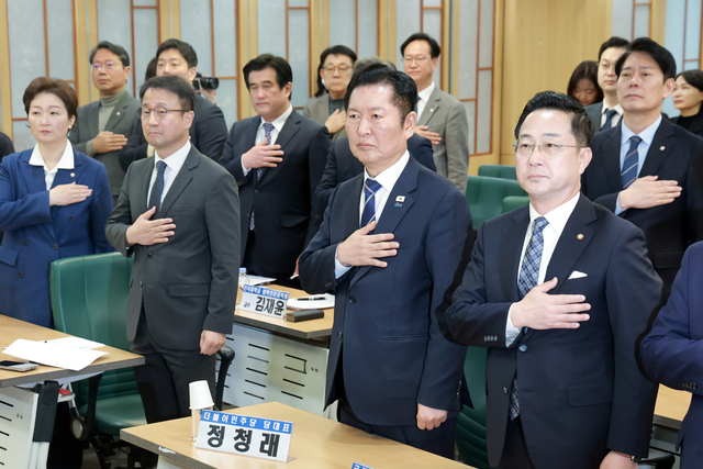 정청래 더불어민주당 대표가 9일 국회의원회관에서 민주당 ‘윤석열 정권 조작기소 진상규명 및 공소취소를 위한 국정조사 추진위원회’가 연 검찰의 공소권 남용·공소취소 제도 관련 정책토론회에 참석해 추진위 위원장인 한병도 원내대표, 부위원장인 박성준 의원 등 참석자와 국기에 경례하고 있다. 연합뉴스