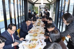 ‘태화강위에서 세계의 맛을 즐긴다’…울산교에 6개국 음식 판매하는 ‘세계음식문화관’ 개관