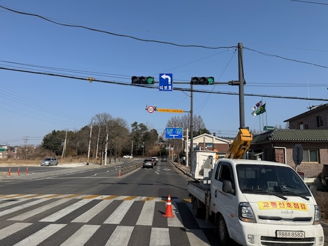 파주시가 시민의 안전을 강화하고 안정적인 교통 신호 운영 체계를 구축하기 위해 노후 교통신호제어기를 향후 5년간 단계적으로 교체하는 사업을 추진한다. 파주시 제공