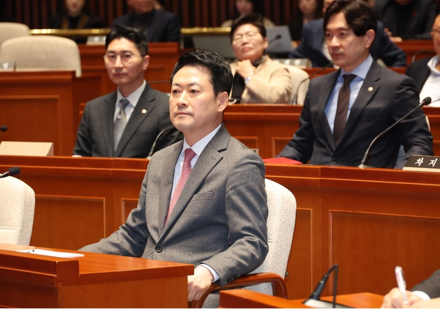 장동혁 국민의힘 대표가 9일 국회에서 열린 의원총회에 참석해 발언을 듣고 있다. 뉴시스