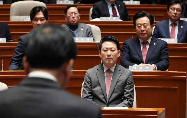 장동혁 국민의힘 대표가 9일 국회에서 열린 긴급 의원총회에서 송언석 원내대표의 발언을 듣고 있다. 연합뉴스