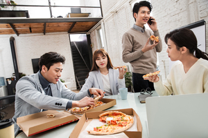 ‘위기의 밤’ 주문하는 피자… 도구 필요 없고 간단, 한국선 국밥·김밥 빠르게 한 끼 해결하는 음식[정주영이 만난 ‘세상의 식탁’]