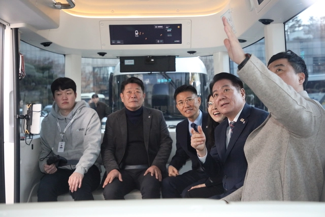 최대호(오른쪽 두번째) 경기 안양시장이 10일 자율주행 셔틀 안에서 기기에 대한 설명을 듣고 있다. 안양시청 제공