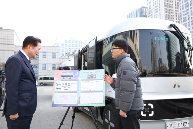 최대호(왼쪽) 경기 안양시장이 지난 10일 안양시청사에서 자율주행 셔틀버스 탑승에 앞서 차량에 대한 설명을 듣고 있다. 안양시청 제공