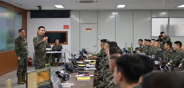 진영승 합참의장이 10일  오후 연합해병구성군사령부·서북도서방어사령부를 방문해 연합·합동 작전태세를 점검하고 장병들을 격려하고 있다. 합참 제공